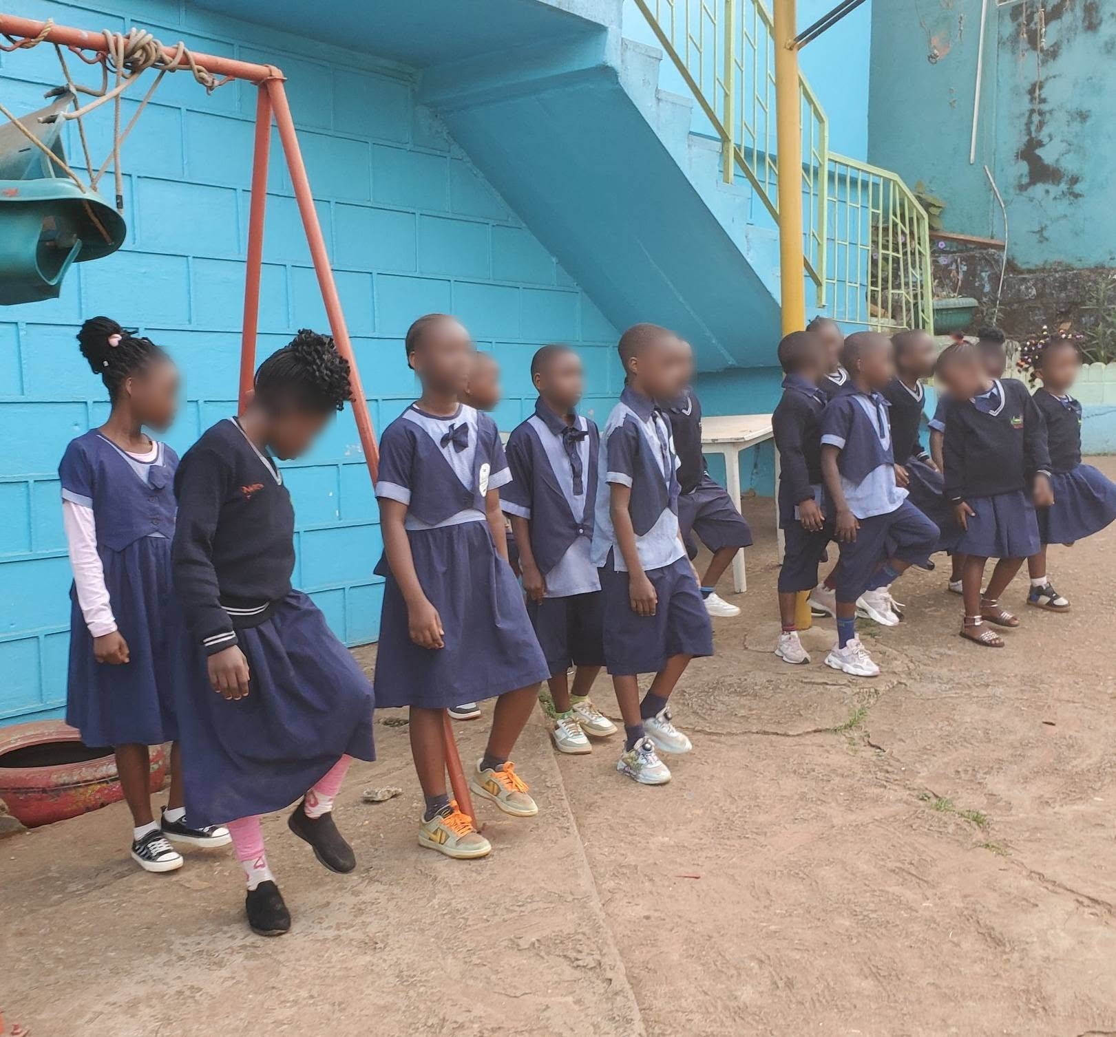Élèves du Groupe Scolaire Bilingue Salina Douma en tenue dans la cour de l'école