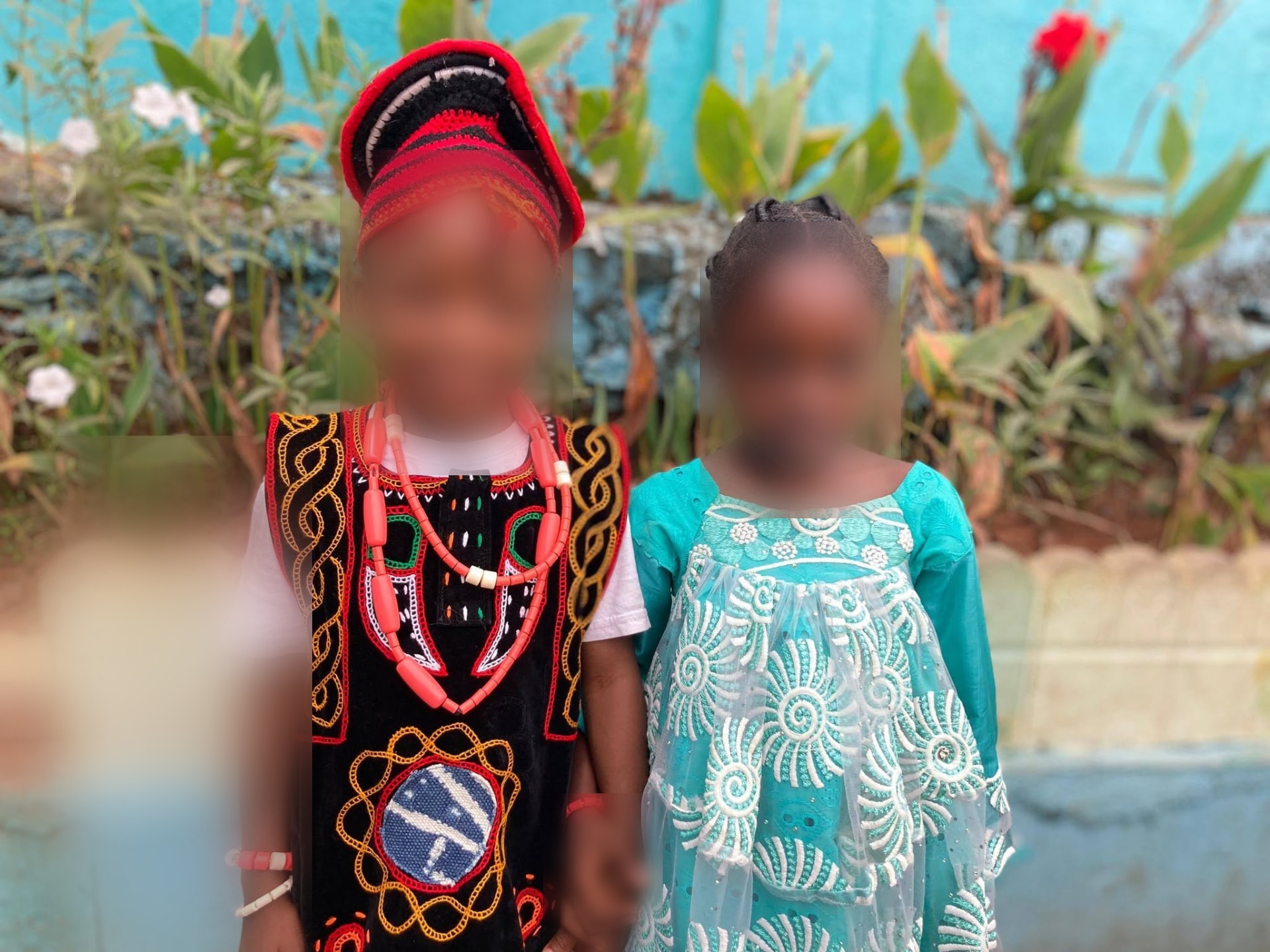 Deux enfants en tenues traditionnelles camerounaises lors de la journée culturelle