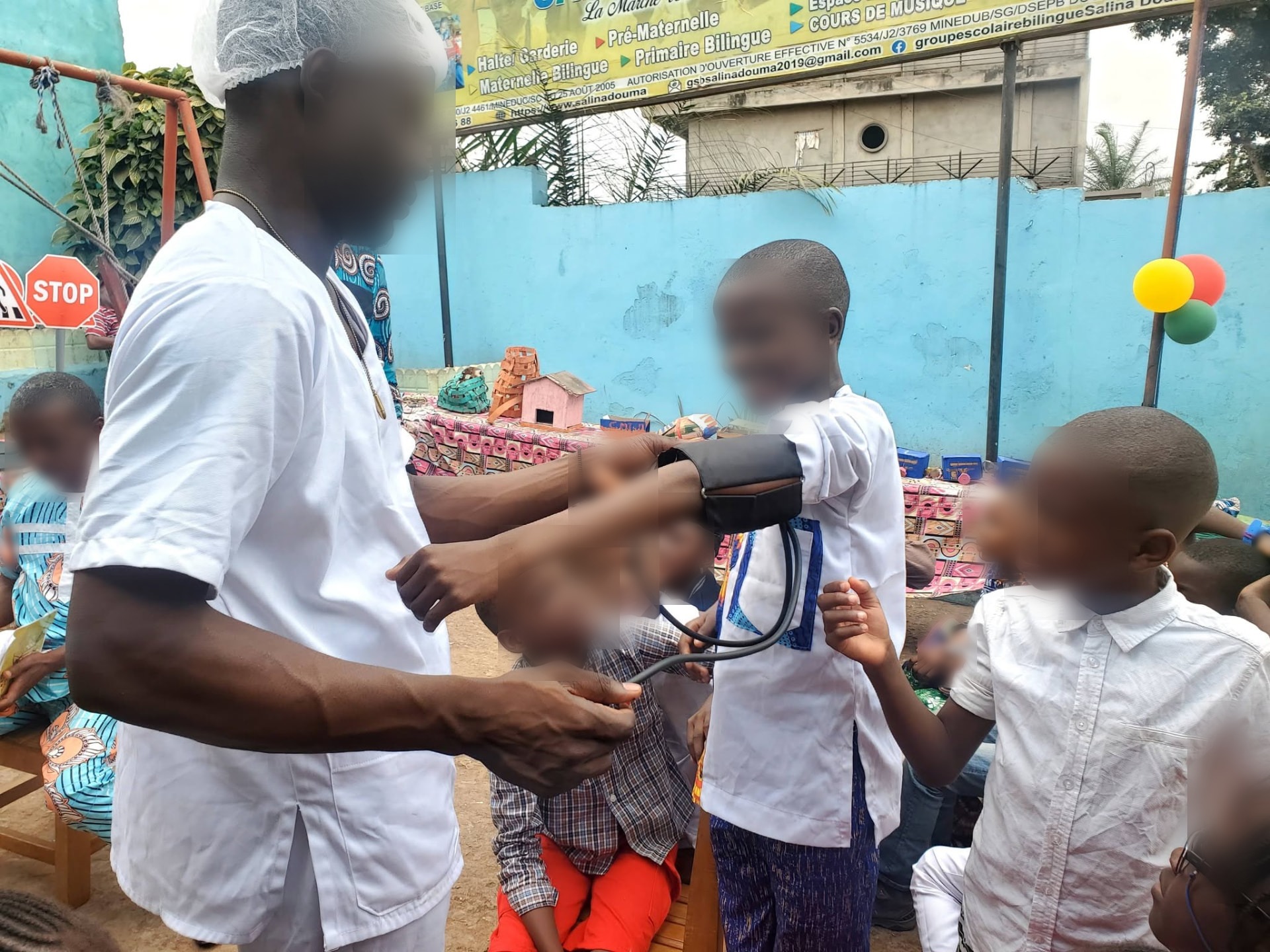 Séance de santé scolaire : prise de tension d'un élève par un soignant