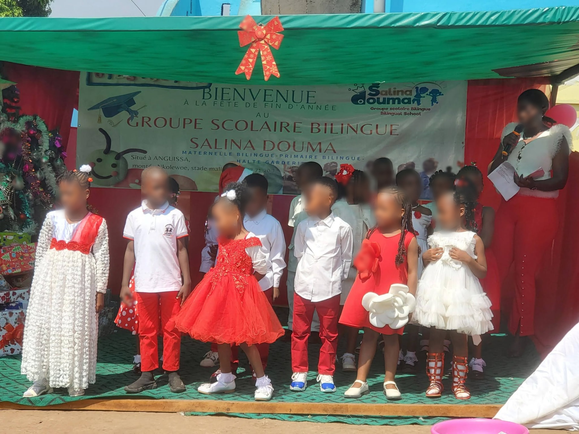Fête de fin d'année : élèves de maternelle sur scène