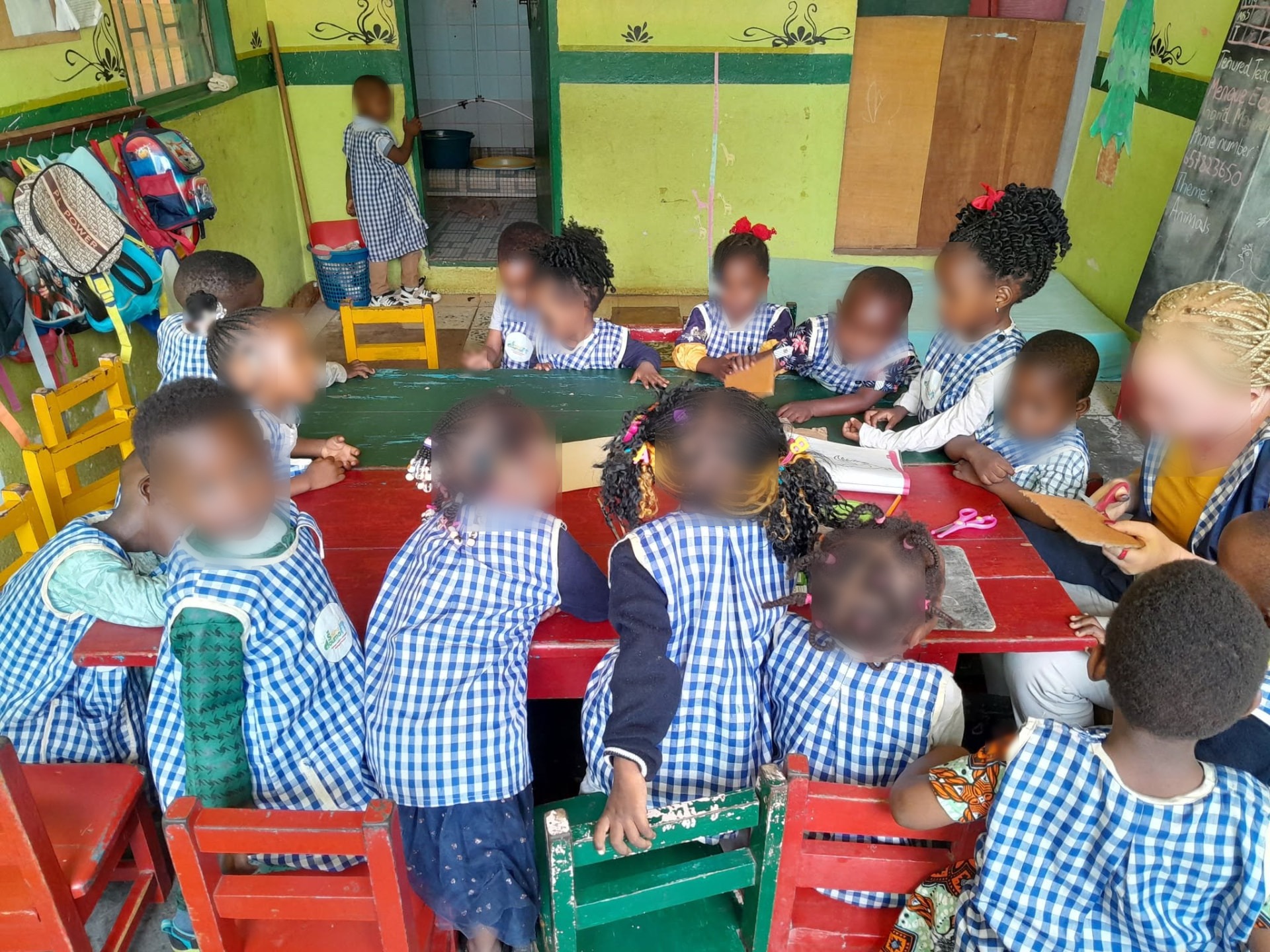 Enseignante et élèves en activité dans une salle de classe de Salina Douma